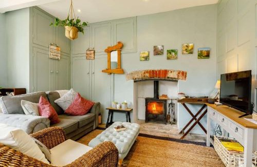 Pulham House | Elegant 1 Bed Retreat in Minterne Magna with Pool Access