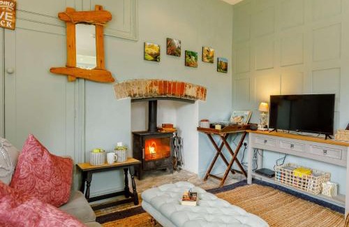 Pulham House | Elegant 1 Bed Retreat in Minterne Magna with Pool Access