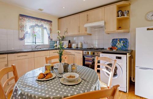 Pont-ar-gothi House | Cozy 1 Bed Retreat in Nantgaredig with Hot Tub Access