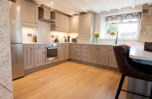 Richmond House | Cozy 1 Bed Retreat in Richmond with Hot Tub Access