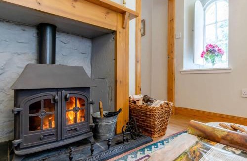 Cupar House | Cozy 1 Bed in St Andrews with Hot Tub & Pet Friendly Stay