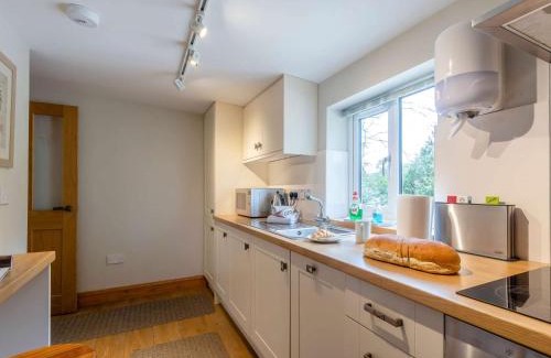 Cupar House | Cozy 1 Bed in St Andrews with Hot Tub & Pet Friendly Stay