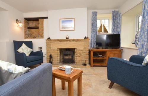 West Compton House | Comfortable Stay at 1 Bed in Uploders DC085 - Pet Friendly!