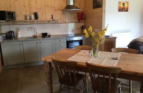 Westbrook Court Cottage | Charming Lodge in Clifford, Hereford - Pet Friendly & Breakfast