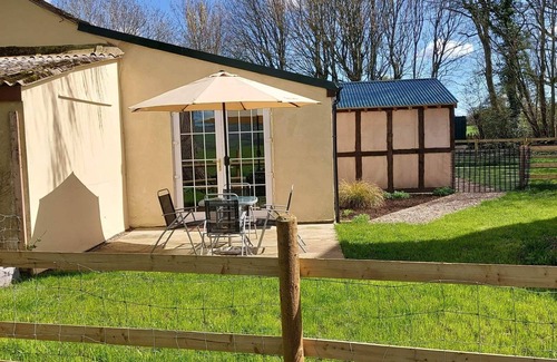 Westbrook Court Cottage | Charming Lodge in Clifford, Hereford - Pet Friendly & Breakfast