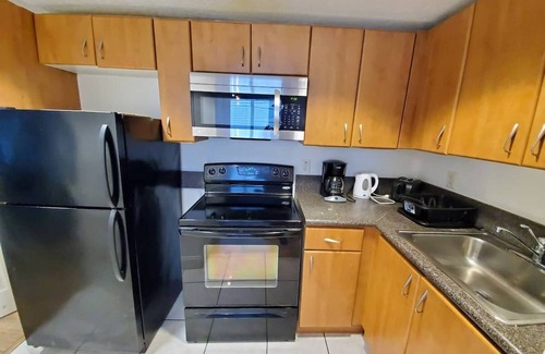 North Beach Apartment | Cozy 1 Bed on Collins Av Near Beach with Ocean Views