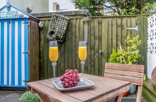 Llanaelhaearn House | Cozy 1-Bed Oasis Near Trefor Beach with Hot Tub