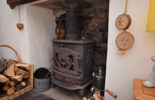 Llanaelhaearn House | Cozy 1-Bed Oasis Near Trefor Beach with Hot Tub