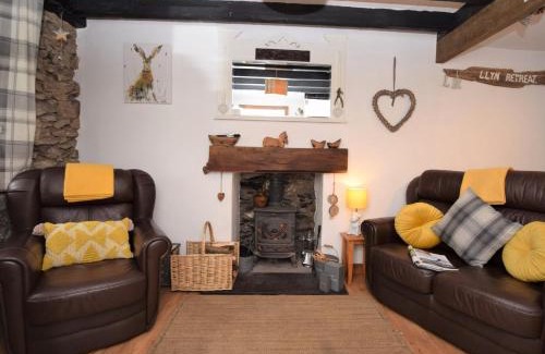 Llanaelhaearn House | Cozy 1-Bed Oasis Near Trefor Beach with Hot Tub