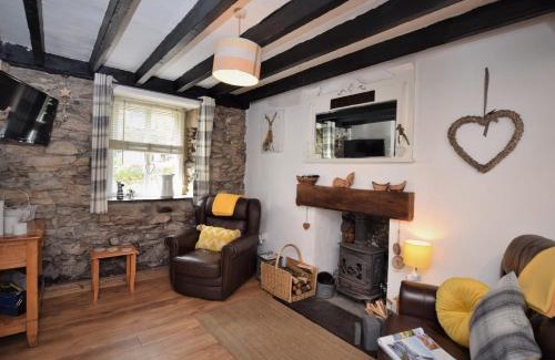 Llanaelhaearn House | Cozy 1-Bed Oasis Near Trefor Beach with Hot Tub