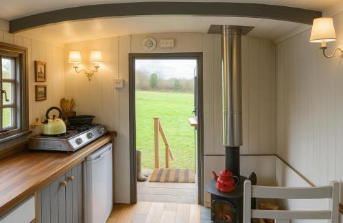 Redlynch House | Cozy Shepherds Hut with Wood Fired Hot Tub for Families