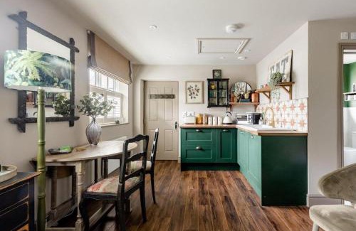 Cobham Apartment | Cozy Private Studio in Cobham - Pet & Child Friendly!