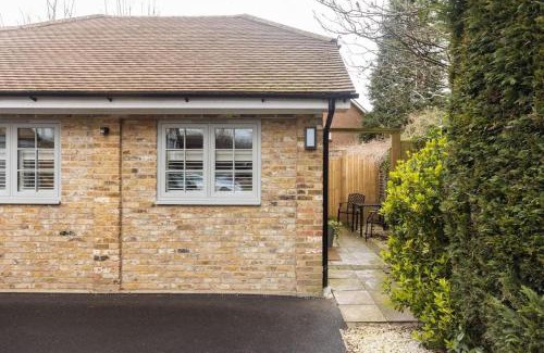 Cobham Apartment | Cozy Private Studio in Cobham - Pet & Child Friendly!