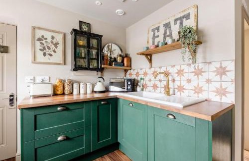 Cobham Apartment | Cozy Private Studio in Cobham - Pet & Child Friendly!