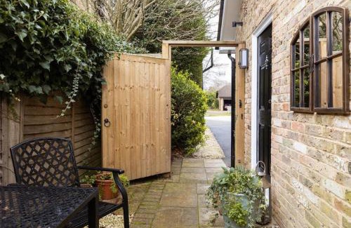 Cobham Apartment | Cozy Private Studio in Cobham - Pet & Child Friendly!
