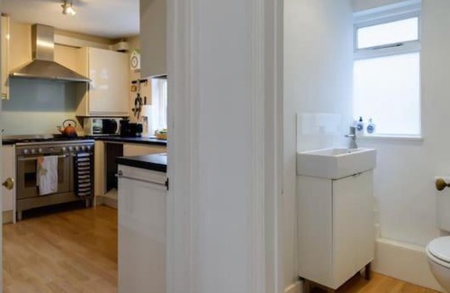 Battersea House | Cozy 1-Bed Townhouse in Battersea by River Thames