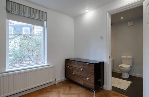 Battersea House | Cozy 1-Bed Townhouse in Battersea by River Thames