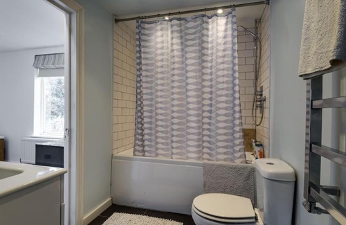 Battersea House | Cozy 1-Bed Townhouse in Battersea by River Thames
