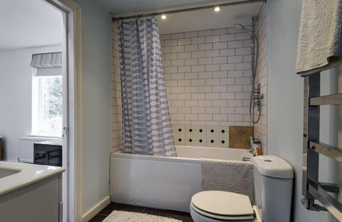 Battersea House | Cozy Townhouse in Battersea Near River Thames, Pet Friendly