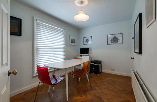 Battersea House | Cozy Townhouse in Battersea Near River Thames, Pet Friendly