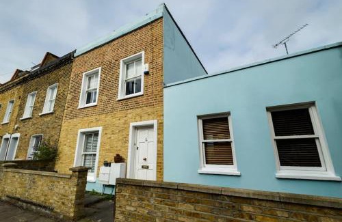 Battersea House | Cozy Townhouse in Battersea Near River Thames, Pet Friendly