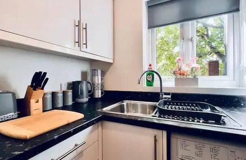 Liverpool House | Stylish Townhouse with Free Parking and Pet-Friendly Perks