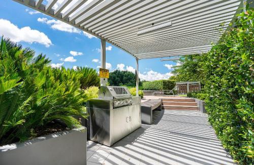 City East Apartment | Inviting 1-Bed Retreat with Pool, Gym & Scenic Views
