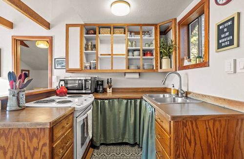 Sandpoint House | Delightful 1 Bedroom House in the Woods - Sleeps 4