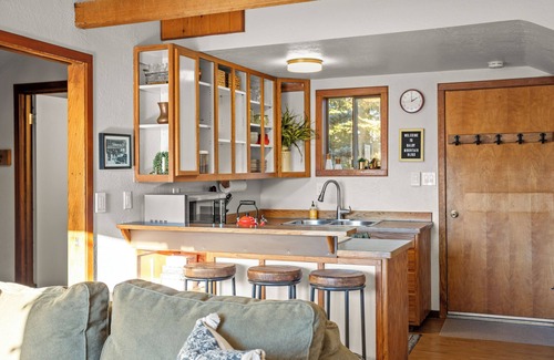 Sandpoint House | Delightful 1 Bedroom House in the Woods - Sleeps 4