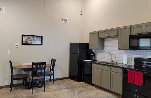 Tyler Apartment | Tranquil 1 Bedroom Retreat with Spa and Hot Tub Access