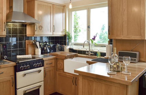 St Leonards-On-Sea Cottage | Cozy 1 Bedroom Retreat in St Leonards-on-Sea, Guest Rated 9.8