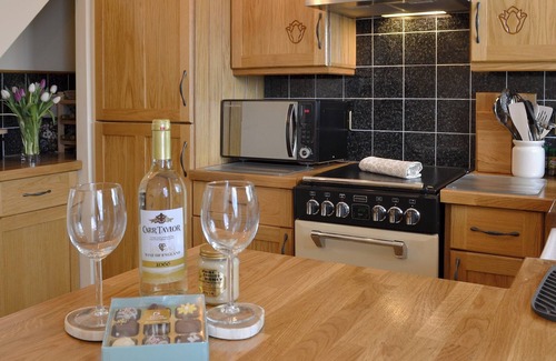 St Leonards-On-Sea Cottage | Cozy 1 Bedroom Retreat in St Leonards-on-Sea, Guest Rated 9.8