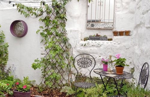 St Leonards-On-Sea Cottage | Cozy 1 Bedroom Retreat in St Leonards-on-Sea, Guest Rated 9.8