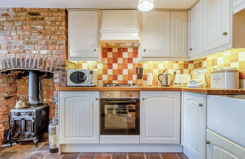 Wells-next-the-Sea Cottage | Cozy 1 Bedroom Retreat in Wells-next-the-Sea with Ocean Views