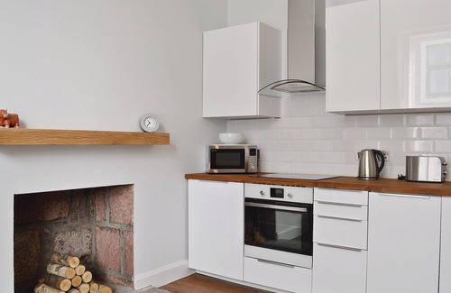 Millport Cottage | Charming 1 Bedroom Stay with Ocean View in Millport