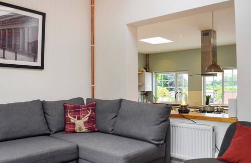 Lillington Cottage | Cozy 1 Bedroom Stay with Lake View in Leamington Spa