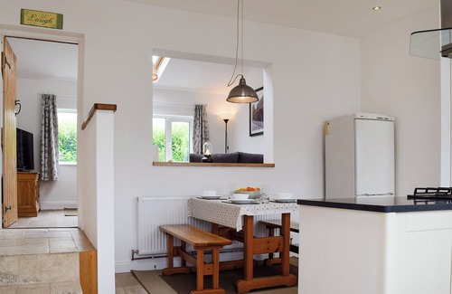 Lillington Cottage | Cozy 1 Bedroom Stay with Lake View in Leamington Spa
