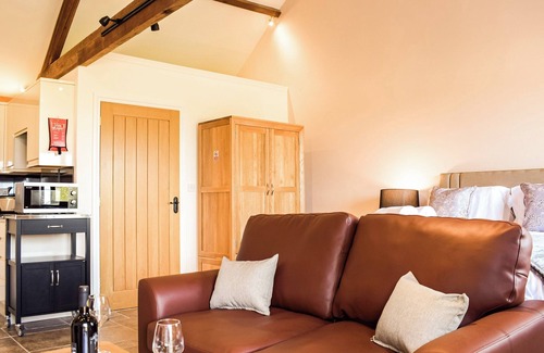 Westbrook Court Cottage | Enjoy Breathtaking Views of Herefordshire Countryside