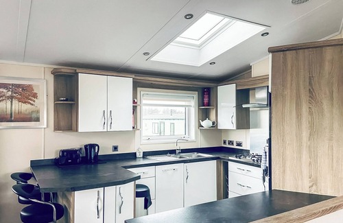 Newton Stewart Ski Chalet | Inviting Lodge with Ensuite Shower, Kitchen & Spa Amenities