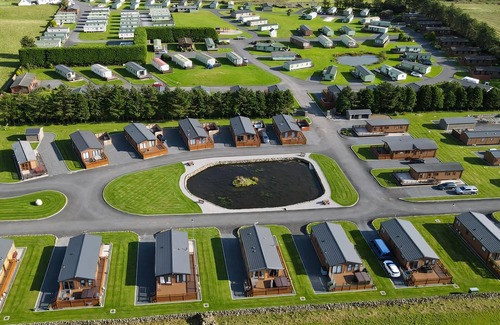 Newton Stewart Ski Chalet | Inviting Lodge with Ensuite Shower, Kitchen & Spa Amenities