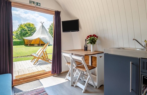 Thorpe Morieux Cottage | Elegant 1 Bedroom Retreat in Thorpe Morieux with Spa & Pool