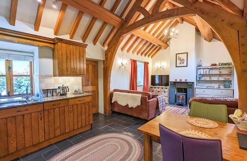 Mawddwy Cottage | Scenic 1 Bedroom Stay Near Dolgellau with Lake View