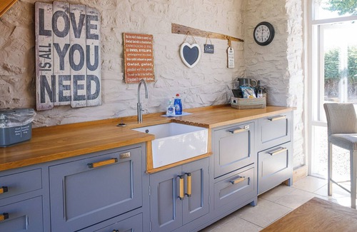Haverfordwest Cottage | Pet-Friendly Ocean View Retreat in Dreenhill, Near Haverfordwest