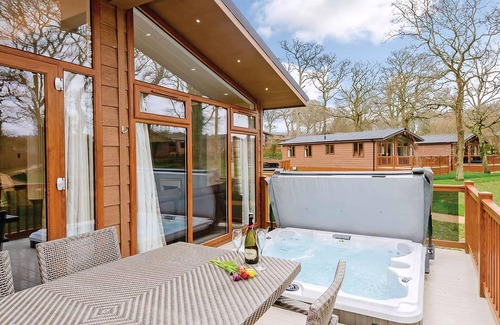 Holton Heath Ski Chalet | Cozy 2 Bedroom Getaway in Holton Heath with Kitchen