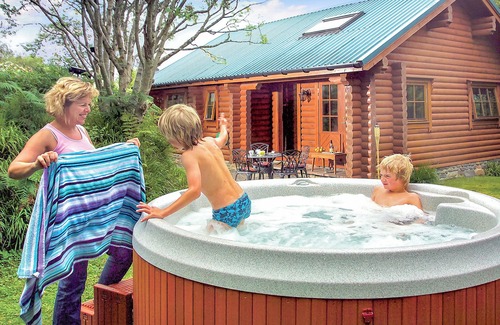 Craobh Haven Ski Chalet | Cozy 2-Bedroom Retreat in Craobh Haven, Argyll with Spa