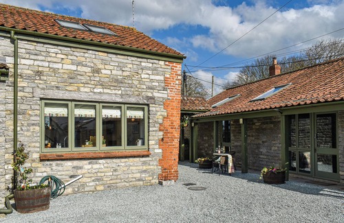 Lower Godney Cottage | Escape to Relaxation at Katy: Pet-Friendly Lake View Retreat