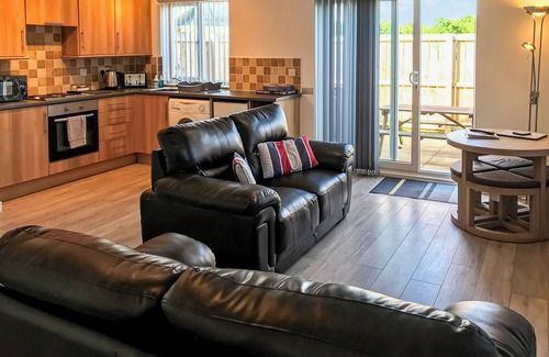 Bridlington Cottage | Modern Cottage with Bunk Beds and Oceanfront View