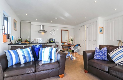 Carlyon Bay Cottage | Picturesque Retreat with Ocean Views near Carlyon Bay Golf