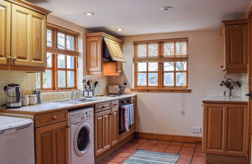 Perth Cottage | Cozy 1 Bedroom Getaway in Forgandenny with Lake View