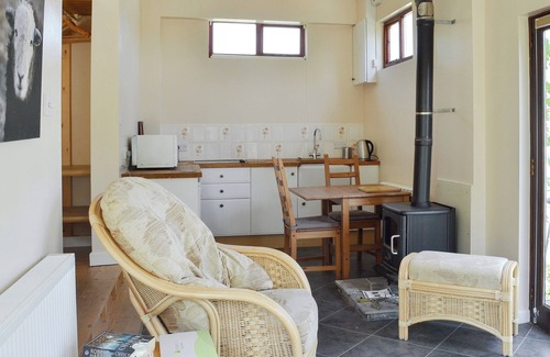 Penny Bridge Cottage | Pet-Friendly 1 Bedroom Getaway in Oxen Park, Near Ulverston